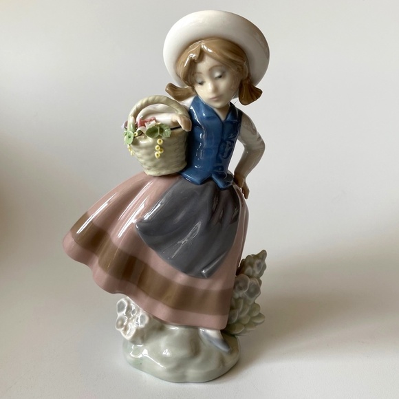 LLADRO “SWEET SCENT” Porcelain Girl Figurine Vintage Dated 1983 5221 - Picture 1 of 9
